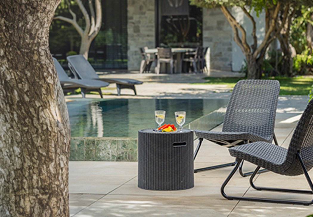 A Keter 39L dark grey Cool Stool with two beverages on top of it.