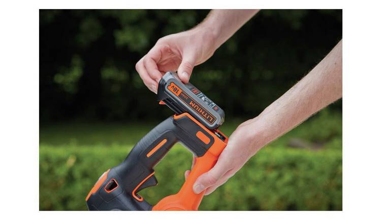 BLACK+DECKER 18V Cordless Li-ion 45CM POWERCOMMAND Hedge Trimmer