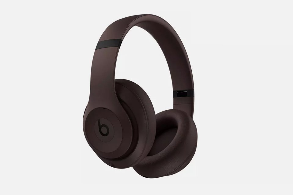 Beats Studio Pro ANC over-ear wireless headphones in brown. 