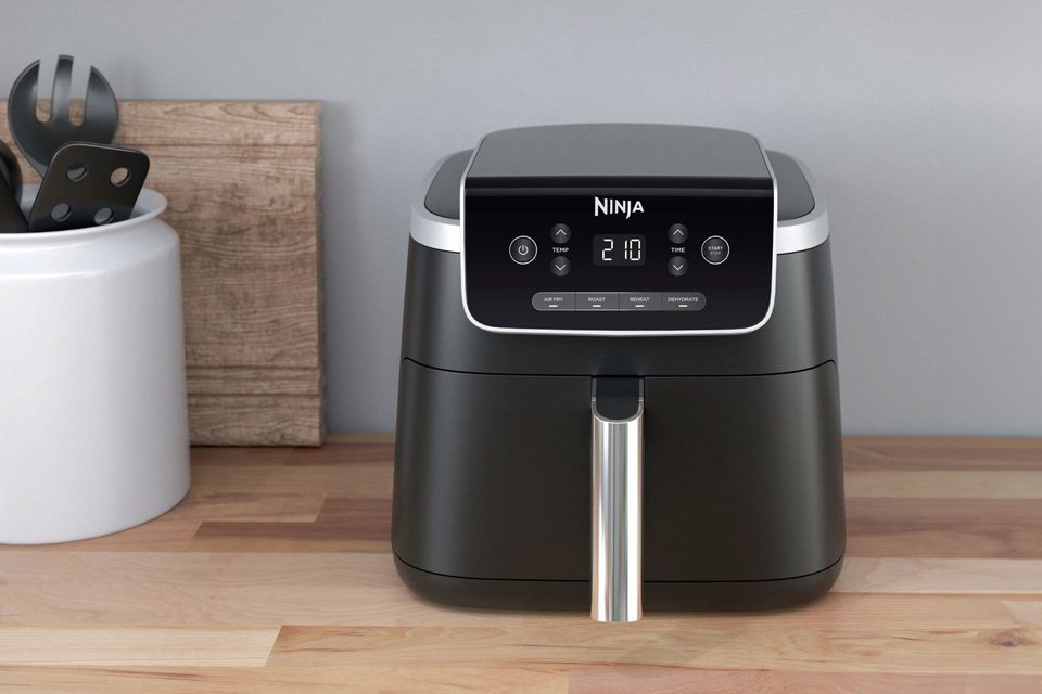 Ninja Pro AF140UK 4.7L Air Fryer in black colour.