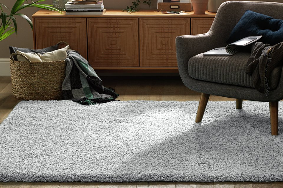 A Habitat Noodle Plain Grey Shaggy Rug.