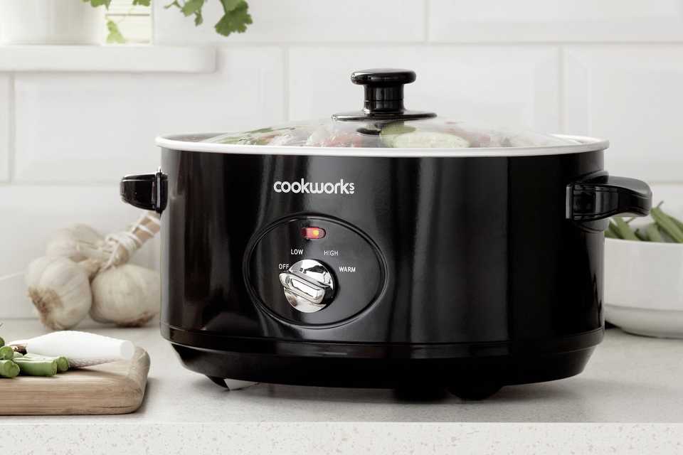 Cookworks slow cooker in black colour.