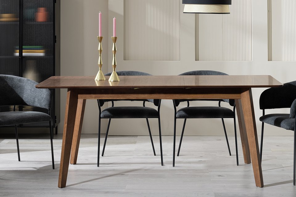 Habitat Callan Extending Wood Veneer 4-6 Seater Dining Table.