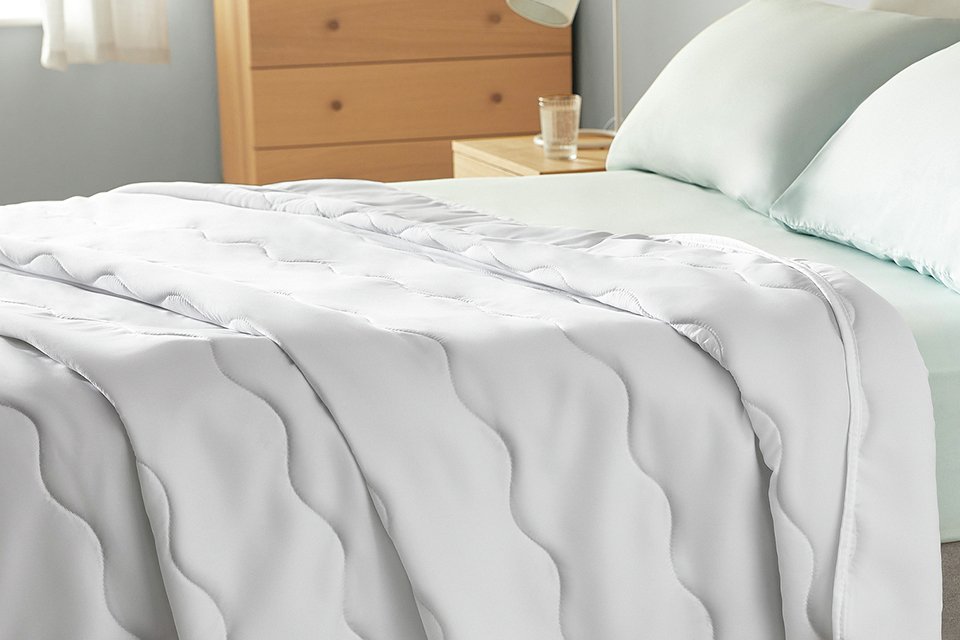 A Silentnight Summer Breeze 2.5 tog duvet on a bed.