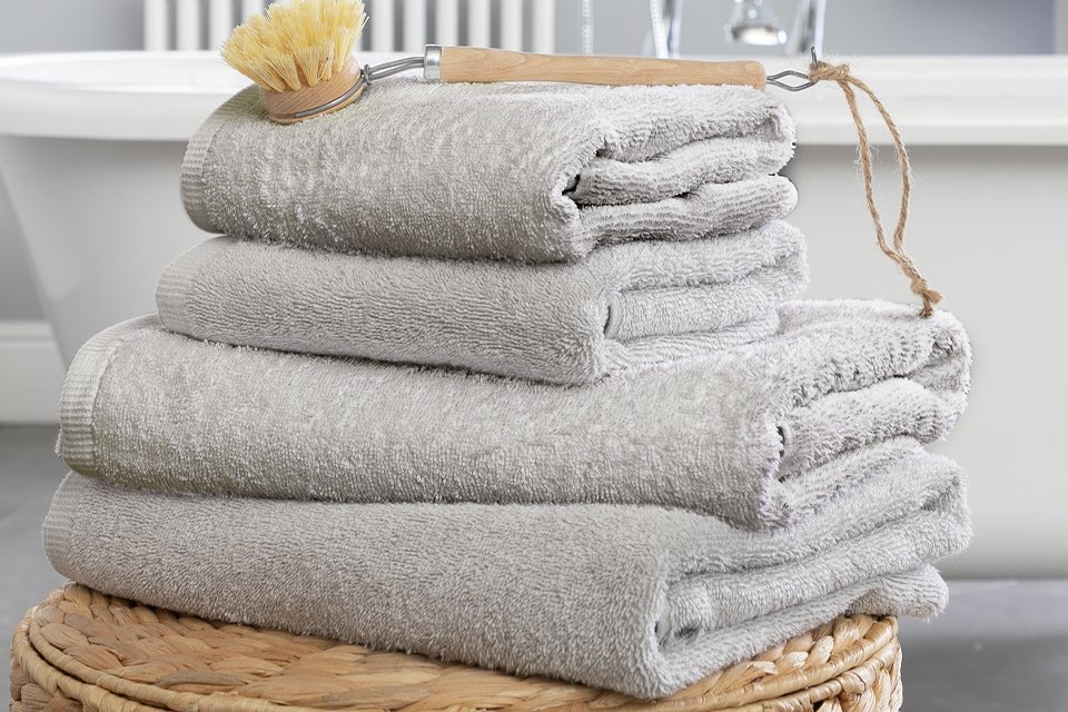 Home Essentials Plain 4 Piece Towel Bale - Grey.