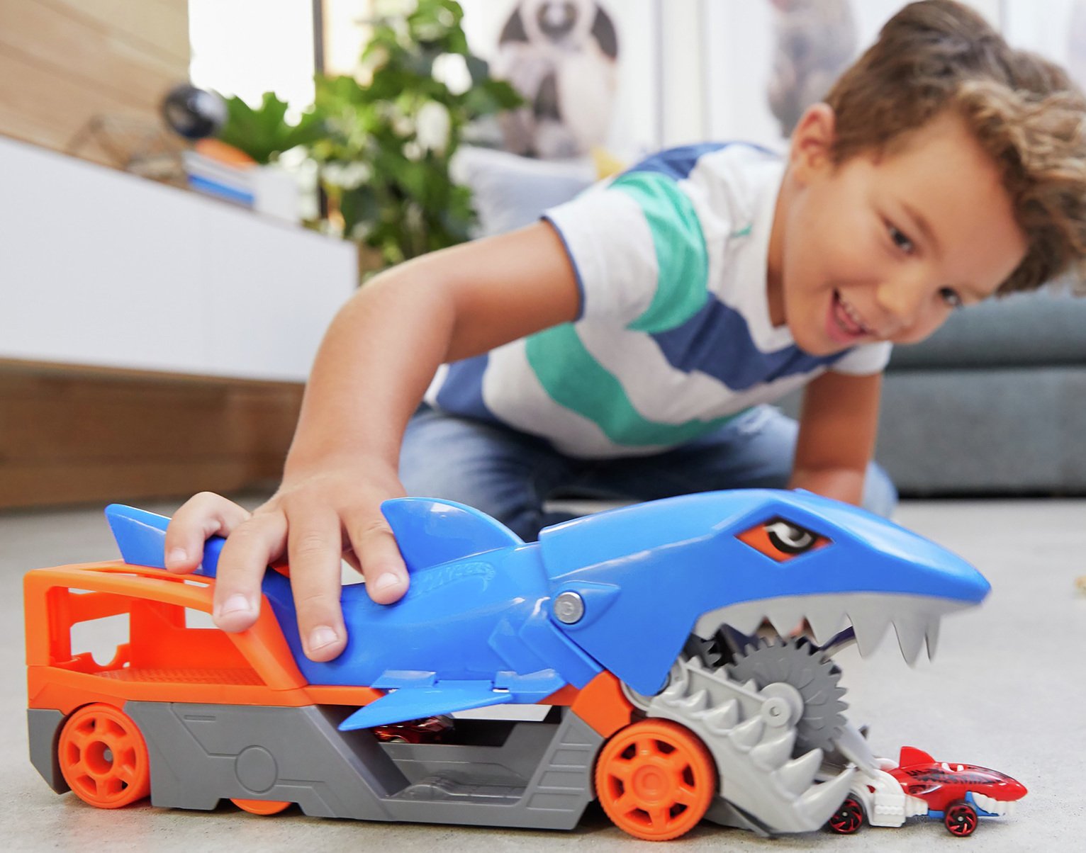 Hot Wheels Shark Chomp Transporter Playset