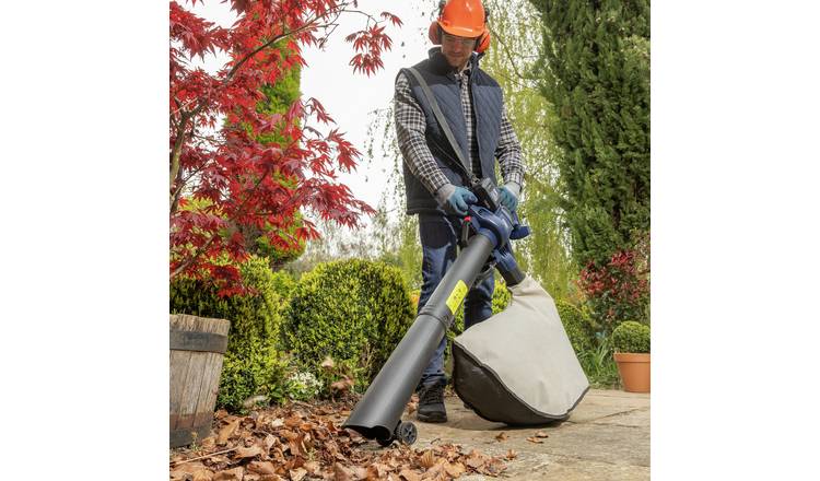 Leaves blower and deals vacuum