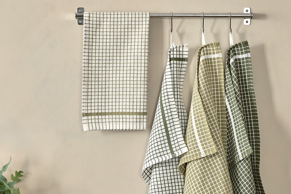 An Argos Home Terry Pack of 8 Tea Towels in green.