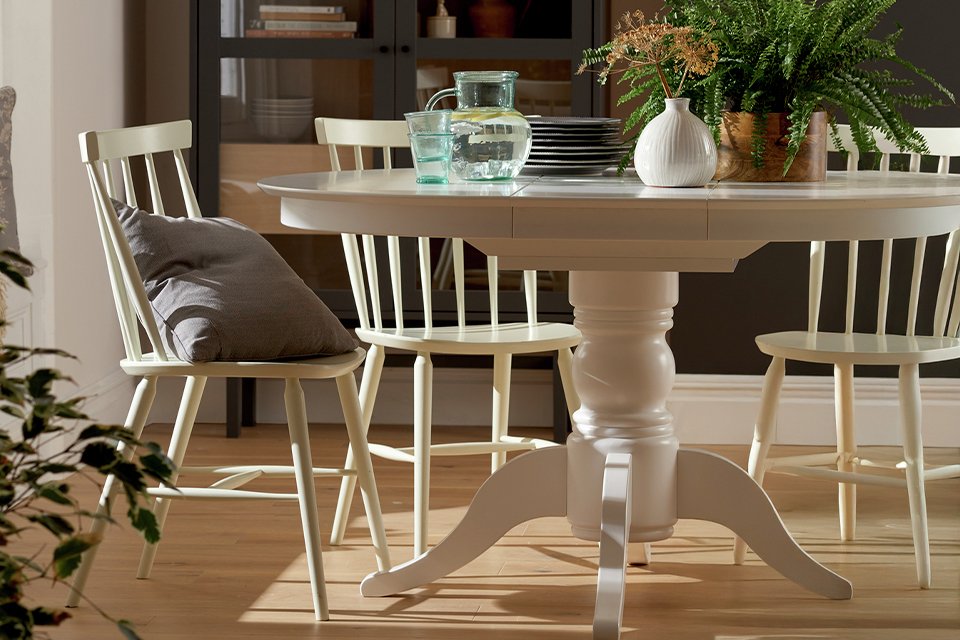 Habitat Otis Extending 4 - 6 Seater Dining Table - White.