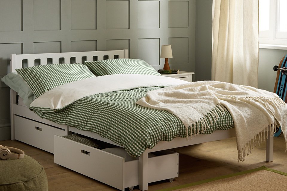 A Habitat Kids Ronnie small double bed and drawer in white. 