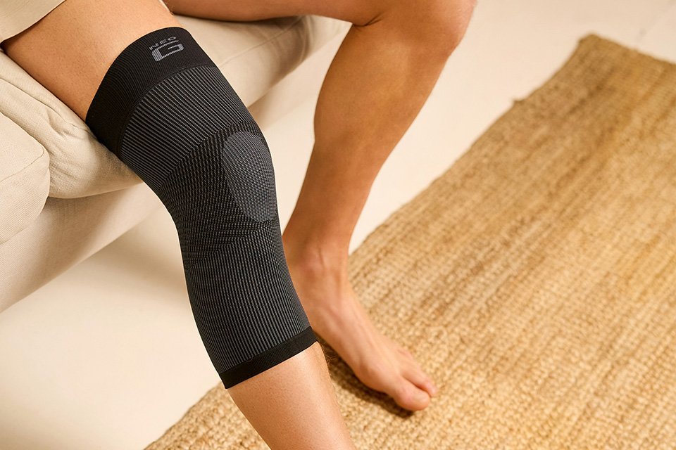 Neo G Airflow Knee Support in black colour.