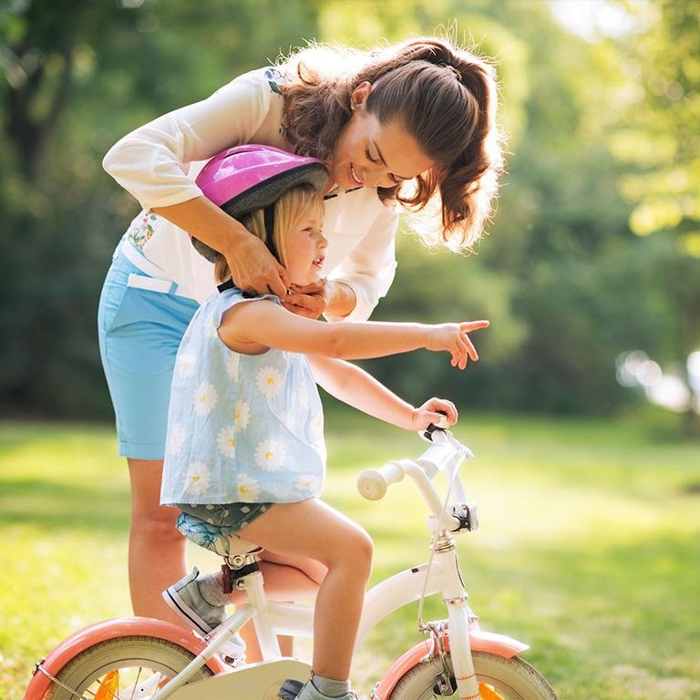 Mother wear. Моя мать велосипед. Для активных мам велосипеды. Ребенок и мама в шлемах класс показывают. Италия фото дети с родителями на велосипеде пассажир в шлемах.