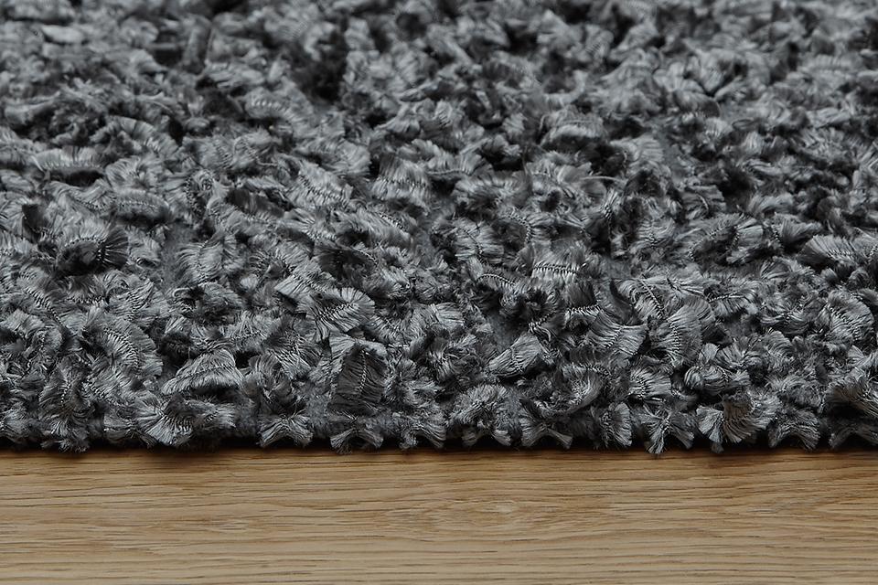A close up edge shot of a medium pile rug.
