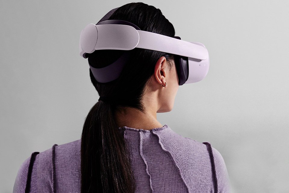 A person in a light blocking headstrap.