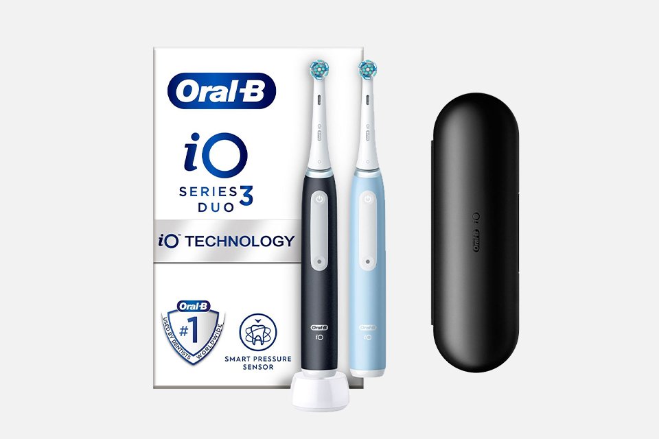 Oral-B iO4 series toothbrushes in black and white.