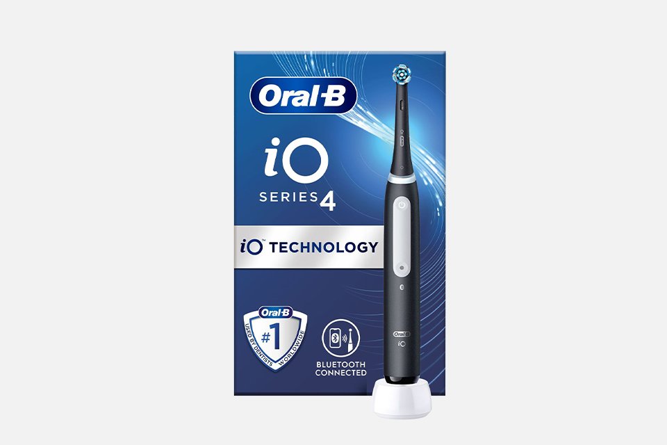 Oral-B iO6 series toothbrushes in black and pink.