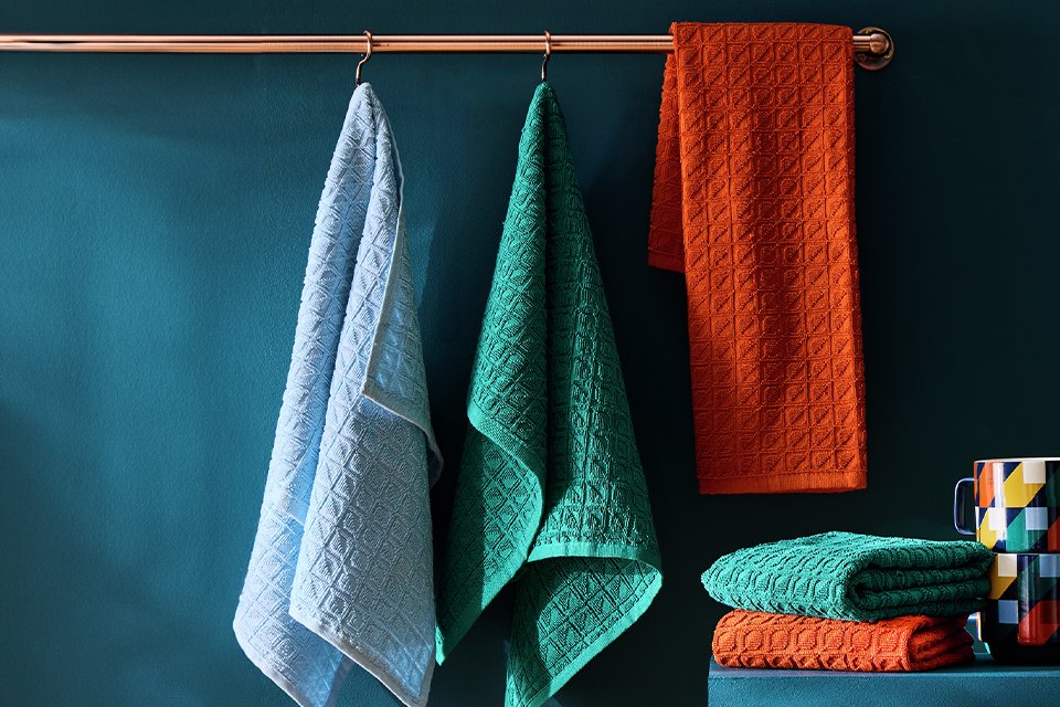Tea towels & oven gloves. Helpful kitchen staples for everyday tasks.