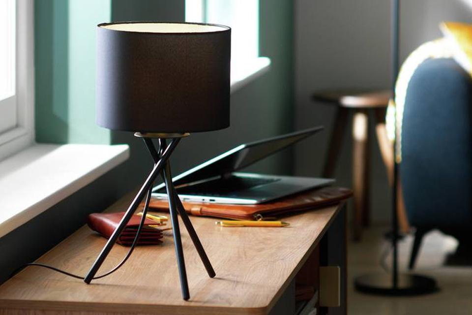 Image of a table lamp on a desk.