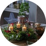 Table decorations & crackers.