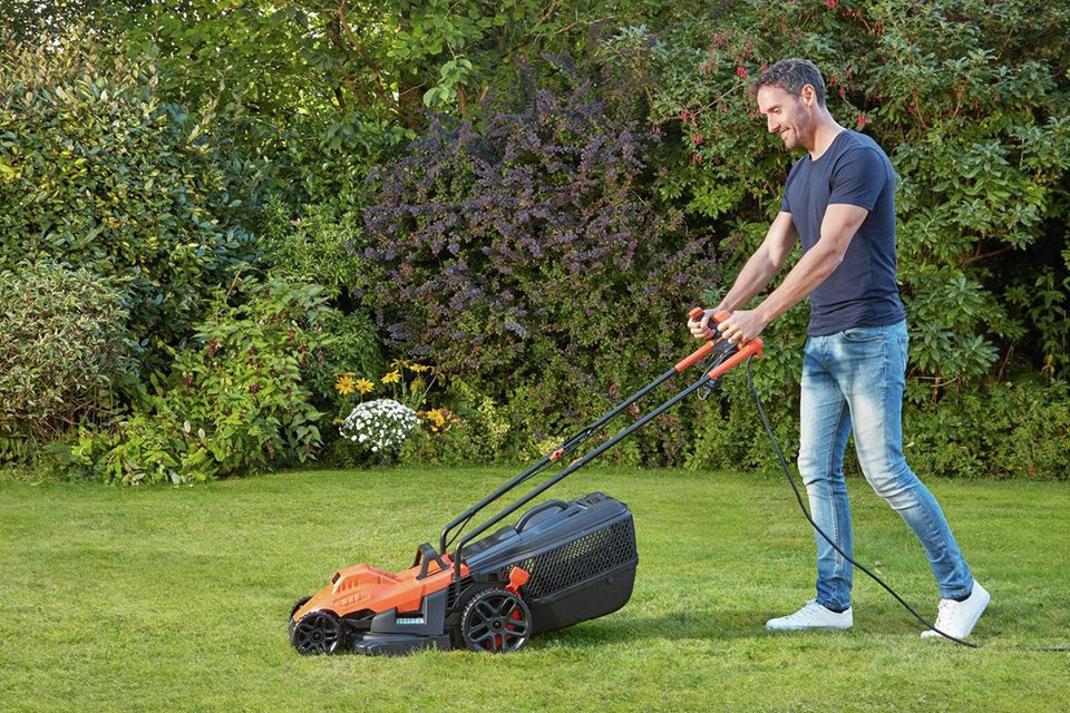 Ready, set, mow! Keep your lawn looking its best this Autumn with lawnmowers designed to make garden care easy.
