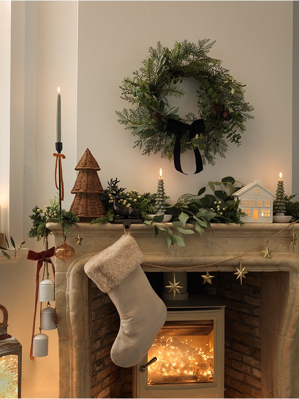 Christmas homewares. Inlcudes bedding, candles, cookware and tableware. Shop now.