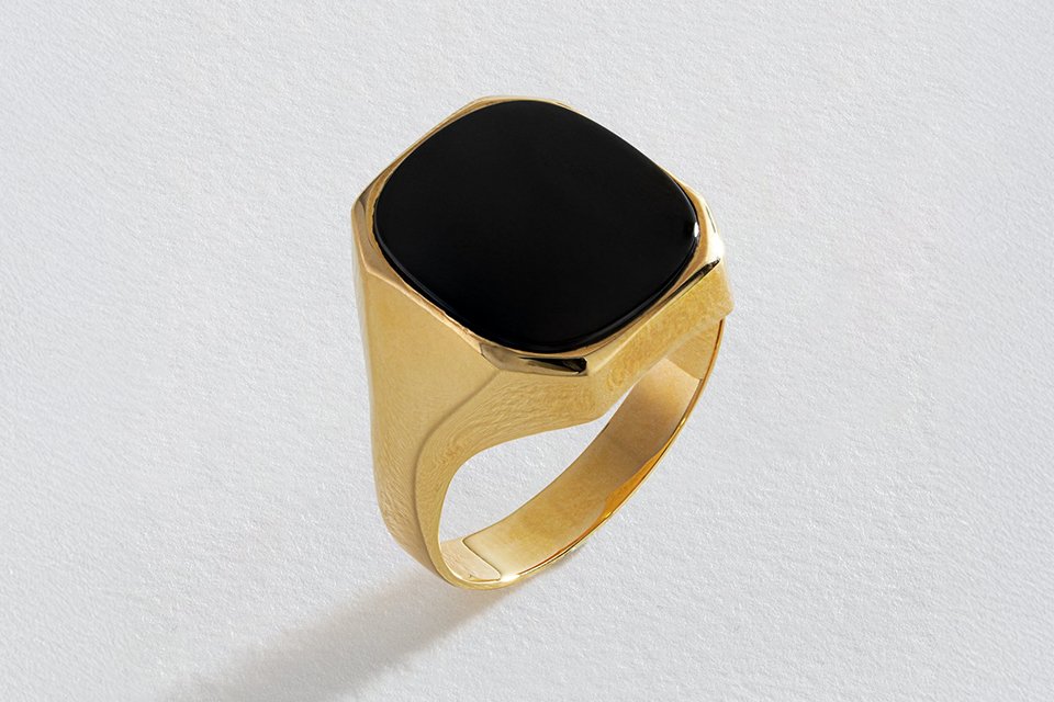 A Revere 9ct yellow gold black onyx signet ring in size S.