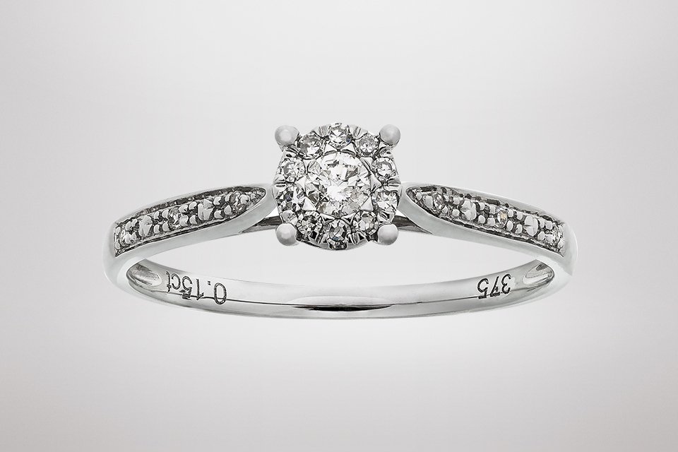A Revere 9ct white gold 0.15ct diamond engagement ring in size M.