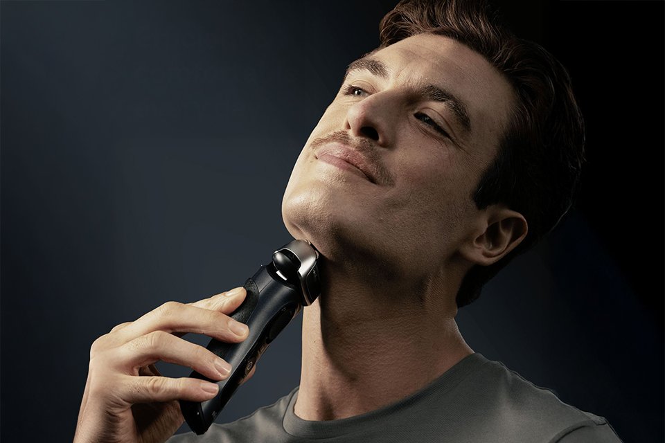 A man using Braun 8663CC Clean & Charge Shaver.