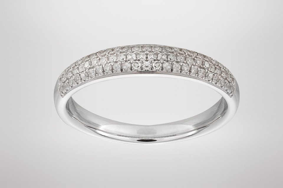 A Revere 9ct white gold 0.20ct diamond wedding band ring in size Q.