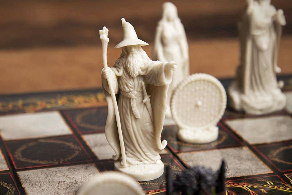 Noble Collection Lord Of The Rings Chess Set.