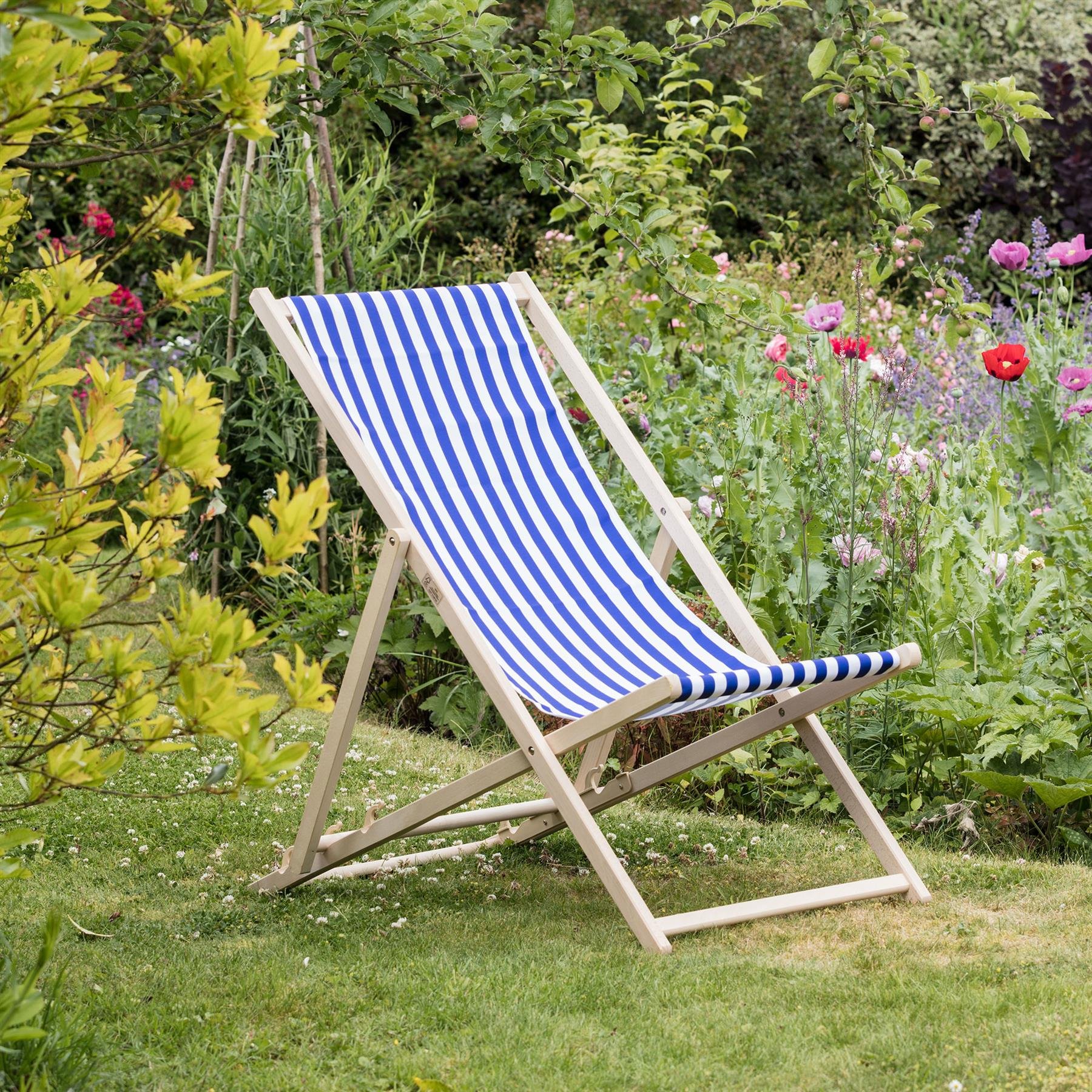 Harbour Housewares Folding Wooden Deck Chairs - Navy Stripe - Pack of 4 - Image 5