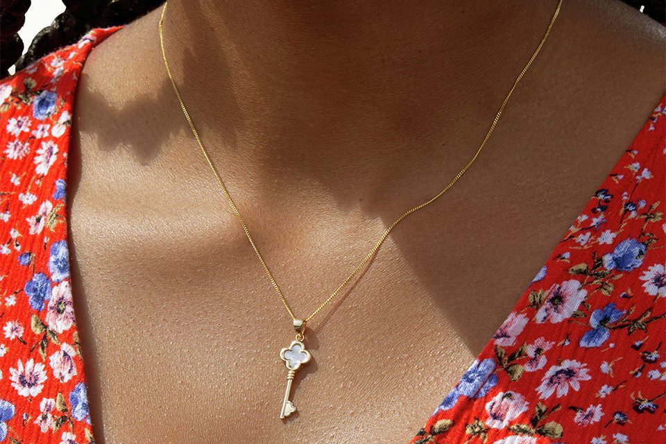 Revere 9ct Yellow Gold Mother of Pearl Clover Key Pendant Necklace Chain.