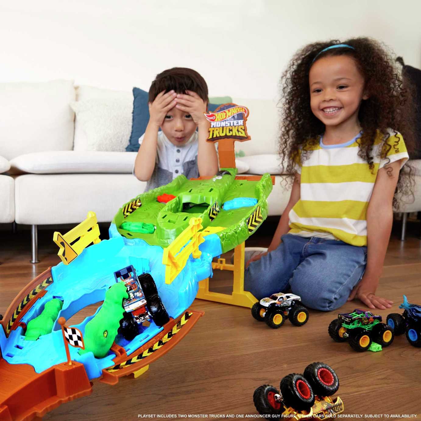 HOT WHEELS Monster Trucks Wreckin' Raceway Playset