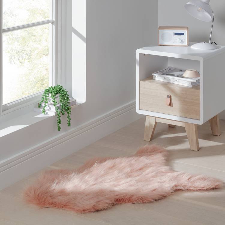 Argos Home Sheepskin Faux Fur Blush Shaggy Rug - 90x60cm 0