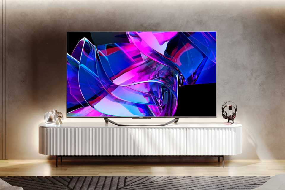 A Hisense U7K Mini-LED 4K TV stood on a TV unit in a living room.