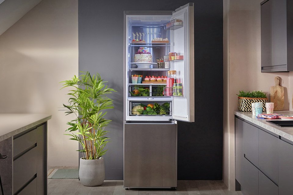  Samsung RB38C602CWW Freestanding Fridge Freezer - White.