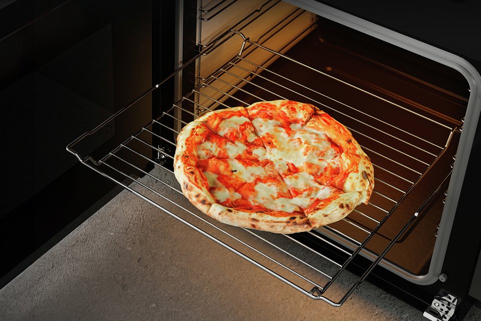 Pizza in a Hisense HDCEIT6C20B 60cm Electric Induction Cooker – Black.