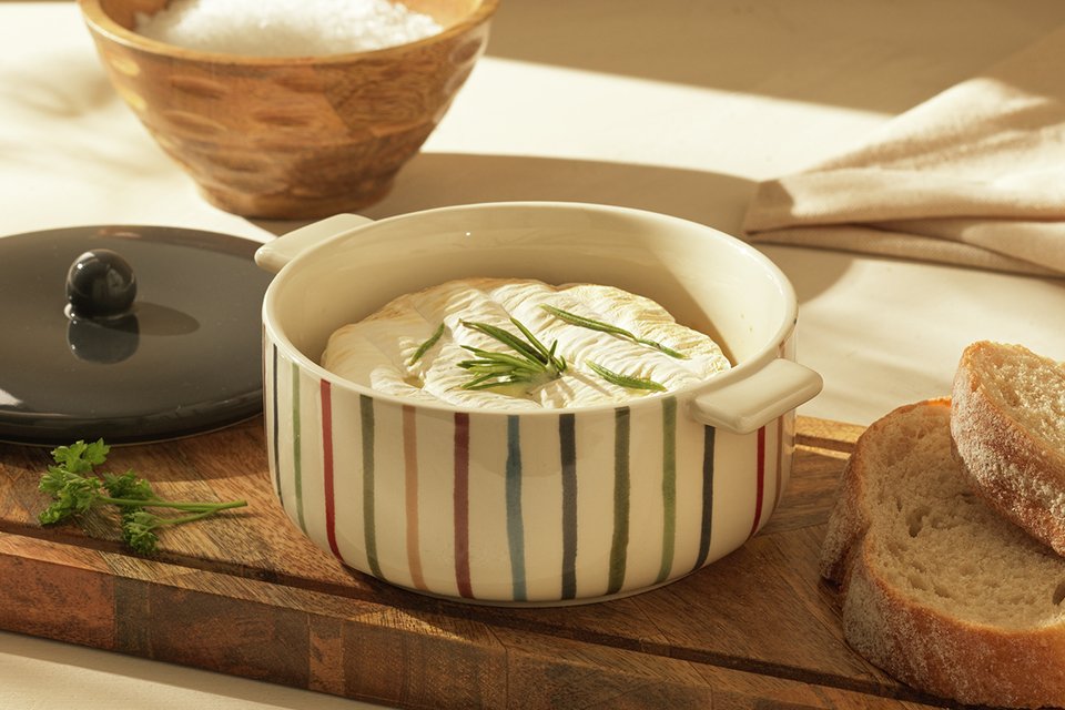 Christmas cookware. Inlcudes casserole dishes, roasting tins and more.