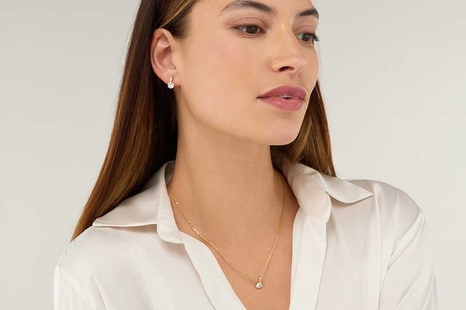 Sekonda earring and neckalace gift set on model.