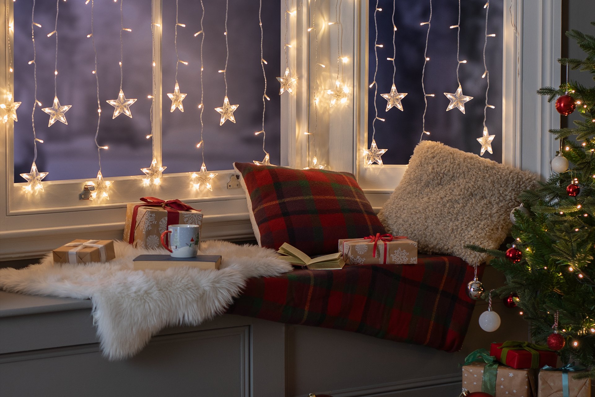 Trees, lights & decorations. The trendiest decorations that add the magic touches.