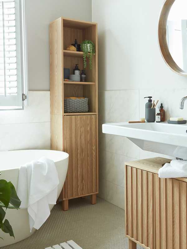 Matching bathroom furniture and accessories.
