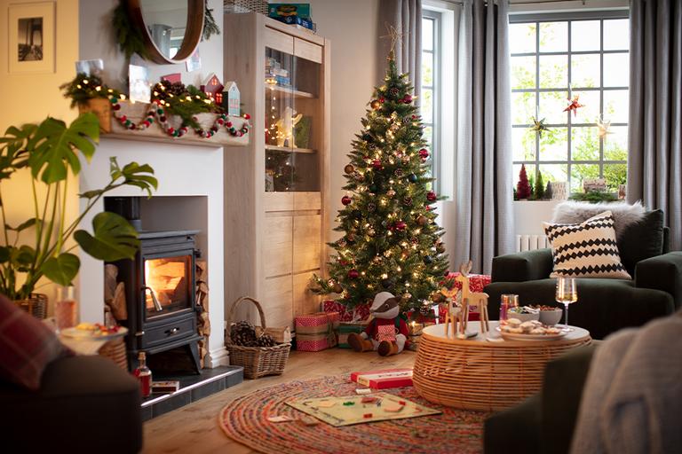 A living room adorned up with Christmas decorations.