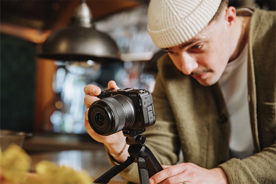 Canon EOS R50 V Mirrorless Camera Creator Kit. 