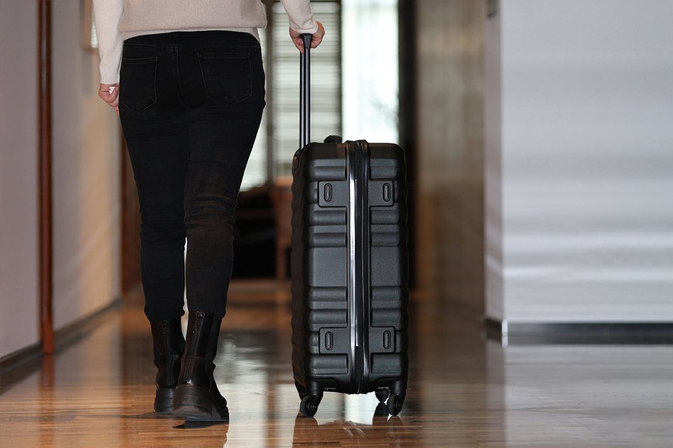 Featherstone 4 Wheel Hard Suitcase - Medium, Black.