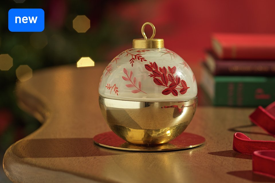 Festive candles & home fragrance. Create a warm Winter welcome.