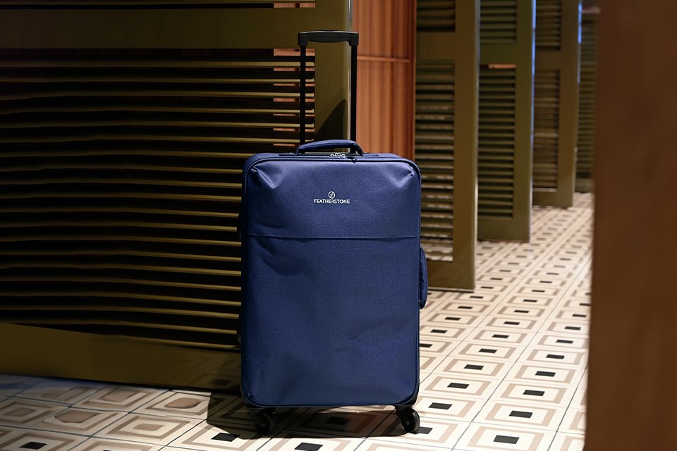 A Featherstone navy 4 wheel soft cabin suitcase.