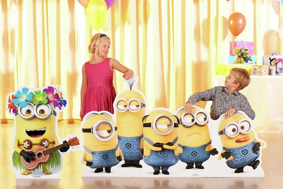 Star Cutouts Minions Party Decoration Pack.