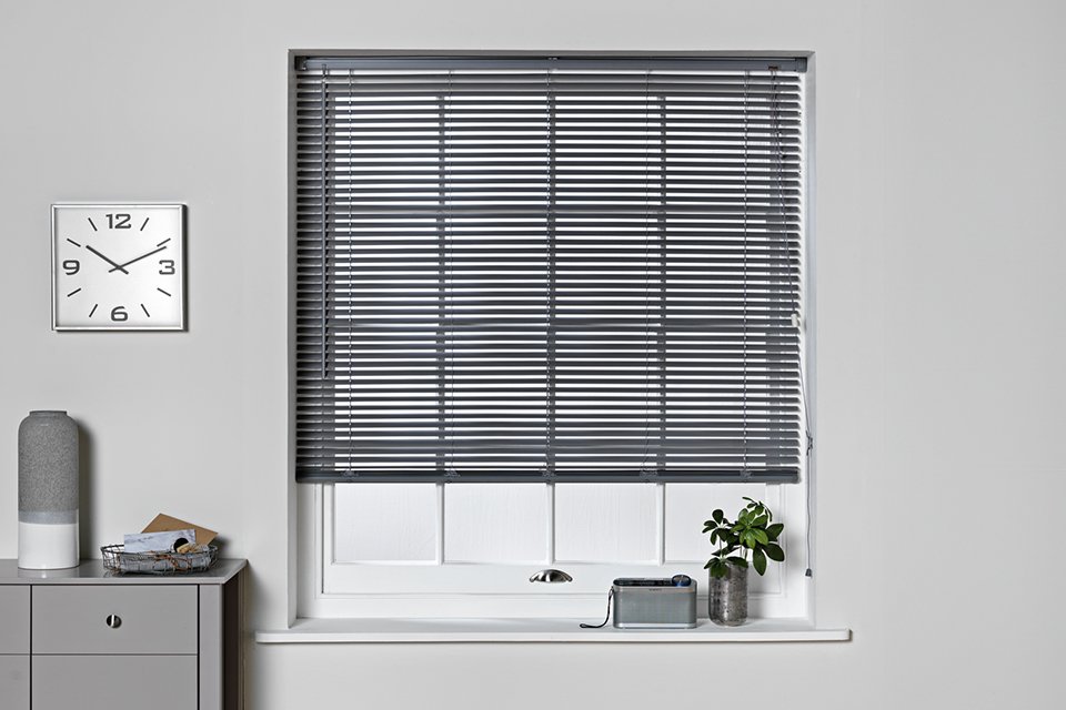 Argos Home Plastic Flint Grey Venetian Blind - 90cm.