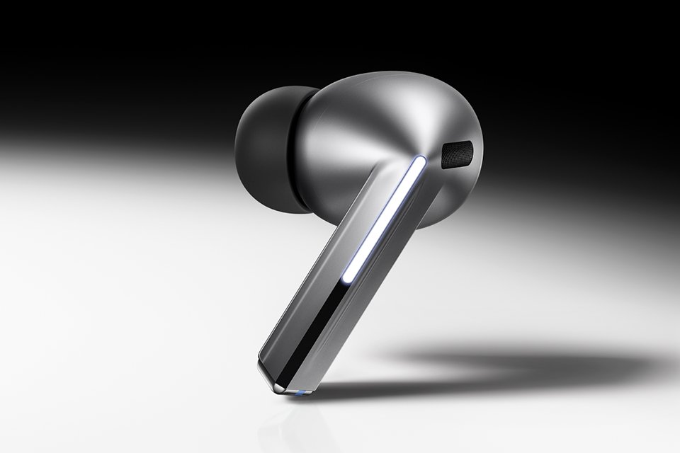 Galaxy Buds3 Pro silver earbud model against a metallic background.