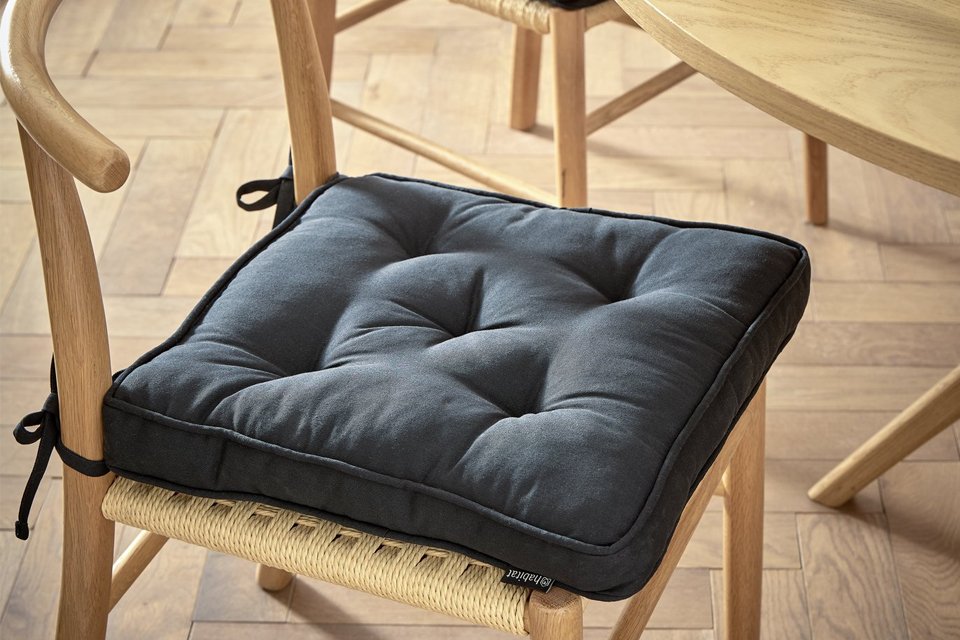 Table accessories. Includes runners, clothes, placemats and more.